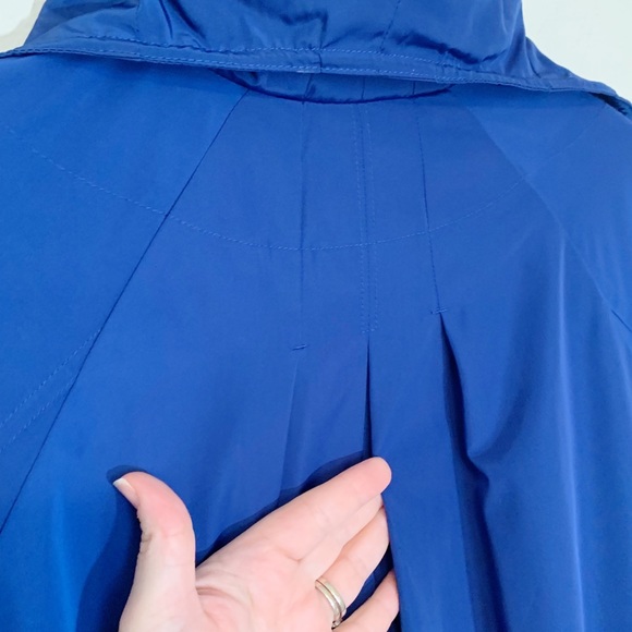 Chicos Zenergy (size 0)(0/2) Cobalt Blue Buttoned Cropped Rain Jacket - Picture 5 of 10